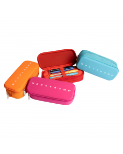 Astuccio rettangolare in silicone e poliestere. Dotato di ampia tasca portaoggetti ed ulteriore scomparto con 4 elastici portapenne. In 4 colori assortiti (azzurro, arancione, corallo e fucsia).