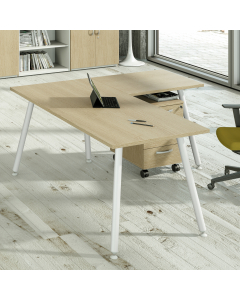 Linea di arredo operativo dal design innovativo e dinamico caratterizzata dalle gambe in metallo cilindriche inclinate delle scrivanie e dei tavoli rotondi. Robusti piani in melaminico sp. 22 mm con bordo antishock resistente agli urti in ABS 2mm. Gambe i
