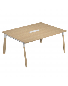 Tavolo riunione completo di eco-pass con marsupio per il passaggio dei cavi. Gambe bimateriale metallo e legno massello.
Dimensioni: 160x120x72,5cm. Spessore 25mm. Piano rovere.
