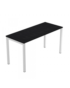 Scrivania bordo ABS 2 mm. Gambe in metallo grigio alluminio 9006 a sezione quadrata 40x40 mm. Profondità 60cm ideale per lo smartworking.
Piano nero venato frassino