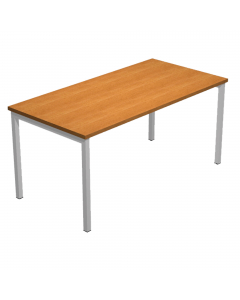Scrivania con fianchi a ponte in metallo verniciato, dimensioni: L140 x P80 x H72,5cm. Scrivanie con dimensioni conformi alle normative sulla sicurezza dei posti di lavoro in ufficio. Dotate di bordatura dei piani in ABS 2mm antishock ed assenza di spigol