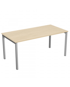 Scrivania con fianchi a ponte in metallo verniciato, dimensioni: L160 x P80 x H72,5cm. Scrivanie con dimensioni conformi alle normative sulla sicurezza dei posti di lavoro in ufficio. Dotate di bordatura dei piani in ABS 2mm antishock ed assenza di spigol