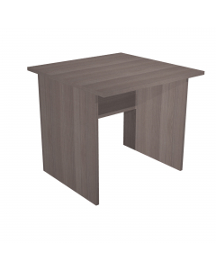 Scrivanie con dimensioni conformi alle normative sulla sicurezza dei posti di lavoro in ufficio. Bordatura dei piani in ABS 2mm antishock ed assenza di spigoli vivi. Le scrivanie sono disponibili nella versione con fianchi pannello in melaminico (sp. 22 m