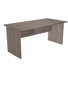 Scrivanie con dimensioni conformi alle normative sulla sicurezza dei posti di lavoro in ufficio. Bordatura dei piani in ABS 2mm antishock ed assenza di spigoli vivi. Le scrivanie sono disponibili nella versione con fianchi pannello in melaminico (sp. 22 m