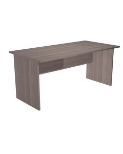 Scrivanie con dimensioni conformi alle normative sulla sicurezza dei posti di lavoro in ufficio. Bordatura dei piani in ABS 2mm antishock ed assenza di spigoli vivi. Le scrivanie sono disponibili nella versione con fianchi pannello in melaminico (sp. 22 m