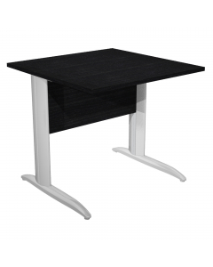 Scrivanie con dimensioni conformi alle normative sulla sicurezza dei posti di lavoro in ufficio. Bordatura dei piani in ABS 2mm antishock ed assenza di spigoli vivi. Le scrivanie sono disponibili nella versione con fianchi pannello in melaminico (sp. 22 m