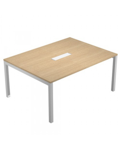 Tavolo riunioni con piano 160 x 120 cm, in spessore 25 mm, con assenza di spigoli vivi, bordato in abs sp.2 mm. Realizzato in materiale melaminico, classe E1, con finitura antigraffio e antiriflesso. Struttura in metallo, con solida gamba di sezione 50x50