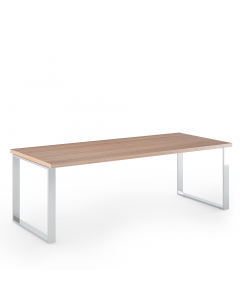 Scrivania direzionale con fianchi in metallo verniciato effetto cromo (70x20mm) completi di piedini regolabili in altezza. Due traverse metalliche per la massima affidabilità e robustezza. Piano (sp. 38mm) con bordo antiurto in ABS (sp. 2 mm). Dimensione: