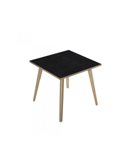 Linea di arredo operativo dal design confortevole ed essenziale caratterizzata dalle preziose gambe in LEGNO MASSELLO inclinate delle scrivanie e dei tavoli rotondi. Robusti piani in melaminico sp. 22 mm con bordo antishock resistente agli urti in ABS 2mm