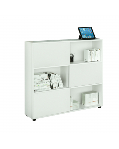 Libreria bassa a 3 ripiani con 3 ante scorrevoli. Struttura e ante in truciolare nobilitato melaminico antigraffio ed antiriflesso spessore 18 mm. Piedini regolabili. 
• Dimensioni utili singola casella: L57,2 x P31,8 x H35,4cm
• Dimensioni totali libreri