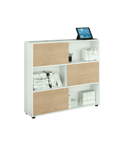Libreria bassa a 3 ripiani con 3 ante scorrevoli. Struttura e ante in truciolare nobilitato melaminico antigraffio ed antiriflesso spessore 18 mm. Piedini regolabili. 
• Dimensioni utili singola casella: L57,2 x P31,8 x H35,4cm
• Dimensioni totali libreri