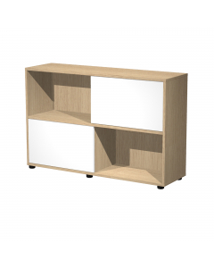 Libreria bassa a 2 ripiani con 2 ante scorrevoli. Struttura e ante in truciolare nobilitato melaminico antigraffio ed antiriflesso spessore 18 mm. Piedini regolabili. 
• Dimensioni utili singola casella: L57,2 x P31,8 x H35,4cm
• Dimensioni totali libreri