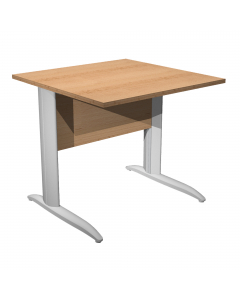 Scrivanie con dimensioni conformi alle normative sulla sicurezza dei posti di lavoro in ufficio. Bordatura dei piani in ABS 2mm antishock ed assenza di spigoli vivi. Le scrivanie sono disponibili nella versione con fianchi pannello in melaminico (sp. 22 m