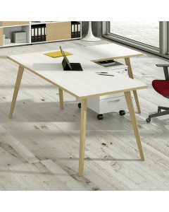 Linea di arredo operativo dal design confortevole ed essenziale caratterizzata dalle preziose gambe in LEGNO MASSELLO inclinate delle scrivanie e dei tavoli rotondi. Robusti piani in melaminico sp. 22 mm con bordo antishock resistente agli urti in ABS 2mm