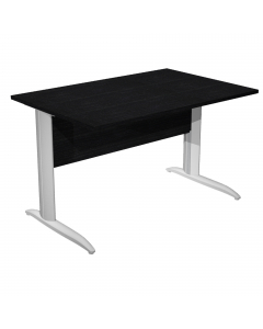 Scrivanie con dimensioni conformi alle normative sulla sicurezza dei posti di lavoro in ufficio. Bordatura dei piani in ABS 2mm antishock ed assenza di spigoli vivi. Le scrivanie sono disponibili nella versione con fianchi pannello in melaminico (sp. 22 m