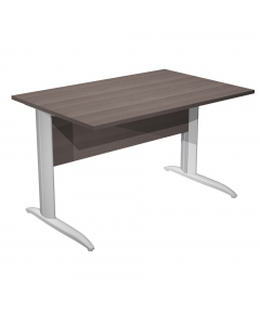 Scrivanie con dimensioni conformi alle normative sulla sicurezza dei posti di lavoro in ufficio. Bordatura dei piani in ABS 2mm antishock ed assenza di spigoli vivi. Le scrivanie sono disponibili nella versione con fianchi pannello in melaminico (sp. 22 m