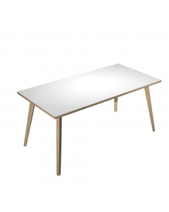 Linea di arredo operativo dal design confortevole ed essenziale caratterizzata dalle preziose gambe in LEGNO MASSELLO inclinate delle scrivanie e dei tavoli rotondi. Robusti piani in melaminico sp. 22 mm con bordo antishock resistente agli urti in ABS 2mm