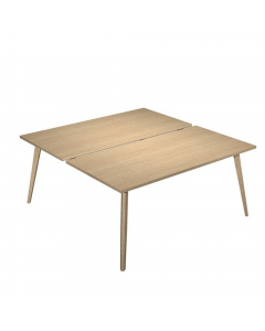 Linea di arredo operativo dal design confortevole ed essenziale caratterizzata dalle preziose gambe in LEGNO MASSELLO inclinate delle scrivanie e dei tavoli rotondi. Robusti piani in melaminico sp. 22 mm con bordo antishock resistente agli urti in ABS 3 m