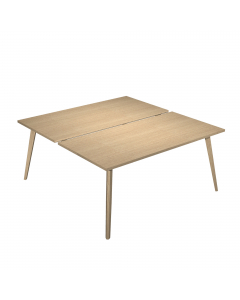 Linea di arredo operativo dal design confortevole ed essenziale caratterizzata dalle preziose gambe in LEGNO MASSELLO inclinate delle scrivanie e dei tavoli rotondi. Robusti piani in melaminico sp. 22 mm con bordo antishock resistente agli urti in ABS 3 m