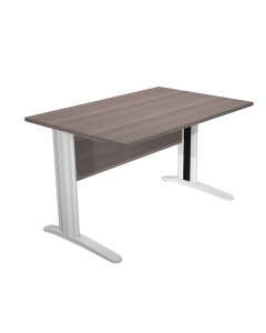 Scrivanie con dimensioni conformi alle normative sulla sicurezza dei posti di lavoro in ufficio. Bordatura dei piani in ABS 2mm antishock ed assenza di spigoli vivi. Le scrivanie sono disponibili nella versione con fianchi pannello in melaminico (sp. 22 m