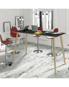 Linea di arredo operativo dal design confortevole ed essenziale caratterizzata dalle preziose gambe in LEGNO MASSELLO inclinate delle scrivanie e dei tavoli rotondi. Robusti piani in melaminico sp. 22 mm con bordo antishock resistente agli urti in ABS 3 m