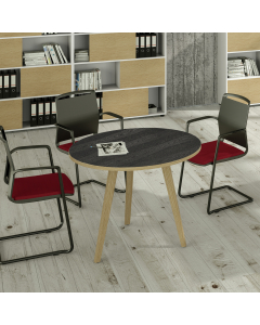 Linea di arredo operativo dal design confortevole ed essenziale caratterizzata dalle preziose gambe in LEGNO MASSELLO inclinate delle scrivanie e dei tavoli rotondi. Robusti piani in melaminico sp. 22 mm con bordo antishock resistente agli urti in ABS 3 m