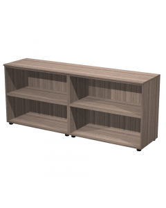 Coppia di mobili bassi affiancati con top finitura unico. Robusti mobili (ripiani sp. 25 mm) realizzati in due altezze (basso e medio) per garantire massima flessibilità e componibilità per affiancamento e/o sovrapposizione. Completano la gamma gli elegan