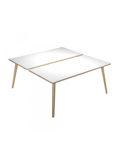 Linea di arredo operativo dal design confortevole ed essenziale caratterizzata dalle preziose gambe in LEGNO MASSELLO inclinate delle scrivanie e dei tavoli rotondi. Robusti piani in melaminico sp. 22 mm con bordo antishock resistente agli urti in ABS 3 m