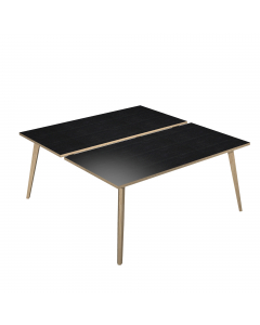 Linea di arredo operativo dal design confortevole ed essenziale caratterizzata dalle preziose gambe in LEGNO MASSELLO inclinate delle scrivanie e dei tavoli rotondi. Robusti piani in melaminico sp. 22 mm con bordo antishock resistente agli urti in ABS 3 m