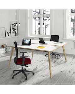 Linea di arredo operativo dal design confortevole ed essenziale caratterizzata dalle preziose gambe in LEGNO MASSELLO inclinate delle scrivanie e dei tavoli rotondi. Robusti piani in melaminico sp. 22 mm con bordo antishock resistente agli urti in ABS 3 m