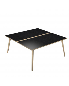 Linea di arredo operativo dal design confortevole ed essenziale caratterizzata dalle preziose gambe in LEGNO MASSELLO inclinate delle scrivanie e dei tavoli rotondi. Robusti piani in melaminico sp. 22 mm con bordo antishock resistente agli urti in ABS 3 m