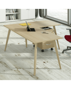 Linea di arredo operativo dal design confortevole ed essenziale caratterizzata dalle preziose gambe in LEGNO MASSELLO inclinate delle scrivanie e dei tavoli rotondi. Robusti piani in melaminico sp. 22 mm con bordo antishock resistente agli urti in ABS 2mm