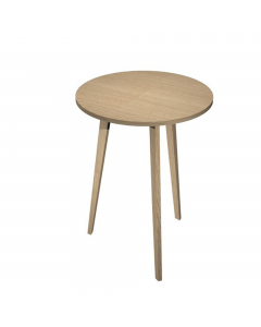 Linea di arredo operativo dal design confortevole ed essenziale caratterizzata dalle preziose gambe in LEGNO MASSELLO inclinate delle scrivanie e dei tavoli rotondi. Robusti piani in melaminico sp. 22 mm con bordo antishock resistente agli urti in ABS 3 m