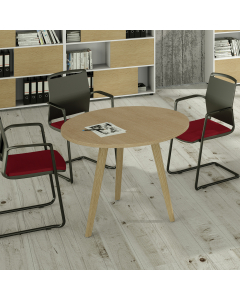 Linea di arredo operativo dal design confortevole ed essenziale caratterizzata dalle preziose gambe in LEGNO MASSELLO inclinate delle scrivanie e dei tavoli rotondi. Robusti piani in melaminico sp. 22 mm con bordo antishock resistente agli urti in ABS 3 m