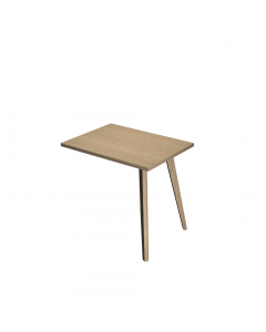 Linea di arredo operativo dal design confortevole ed essenziale caratterizzata dalle preziose gambe in LEGNO MASSELLO inclinate delle scrivanie e dei tavoli rotondi. Robusti piani in melaminico sp. 22 mm con bordo antishock resistente agli urti in ABS 2mm