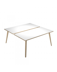 Linea di arredo operativo dal design confortevole ed essenziale caratterizzata dalle preziose gambe in LEGNO MASSELLO inclinate delle scrivanie e dei tavoli rotondi. Robusti piani in melaminico sp. 22 mm con bordo antishock resistente agli urti in ABS 3 m