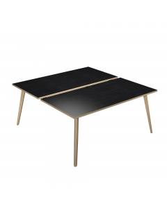 Linea di arredo operativo dal design confortevole ed essenziale caratterizzata dalle preziose gambe in LEGNO MASSELLO inclinate delle scrivanie e dei tavoli rotondi. Robusti piani in melaminico sp. 22 mm con bordo antishock resistente agli urti in ABS 3 m