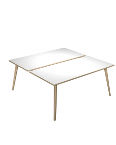Linea di arredo operativo dal design confortevole ed essenziale caratterizzata dalle preziose gambe in LEGNO MASSELLO inclinate delle scrivanie e dei tavoli rotondi. Robusti piani in melaminico sp. 22 mm con bordo antishock resistente agli urti in ABS 3 m