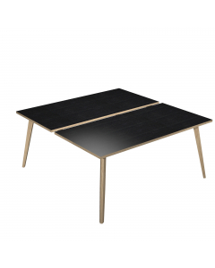 Linea di arredo operativo dal design confortevole ed essenziale caratterizzata dalle preziose gambe in LEGNO MASSELLO inclinate delle scrivanie e dei tavoli rotondi. Robusti piani in melaminico sp. 22 mm con bordo antishock resistente agli urti in ABS 3 m