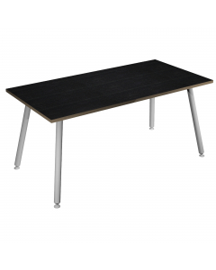 Linea di arredo operativo dal design innovativo e dinamico caratterizzata dalle gambe in metallo cilindriche inclinate delle scrivanie e dei tavoli rotondi. Robusti piani in melaminico sp. 22 mm con bordo antishock resistente agli urti in ABS 2mm. Gambe i