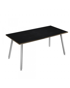 Linea di arredo operativo dal design innovativo e dinamico caratterizzata dalle gambe in metallo cilindriche inclinate delle scrivanie e dei tavoli rotondi. Robusti piani in melaminico sp. 22 mm con bordo antishock resistente agli urti in ABS 2mm. Gambe i