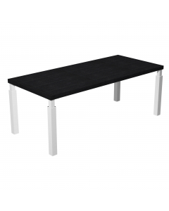 Scrivania direzionale con quattro gambe in metallo a sezione quadrata complete di piedini regolabili in altezza per un perfetto livellamento. Le gambe hanno sezione 70x70mm sul fusto e 40x40 mm nella parte alta e si agganciano al desktop ognuna con una ro
