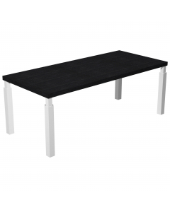 Scrivania direzionale con quattro gambe in metallo a sezione quadrata complete di piedini regolabili in altezza per un perfetto livellamento. Le gambe hanno sezione 70x70mm sul fusto e 40x40 mm nella parte alta e si agganciano al desktop ognuna con una ro