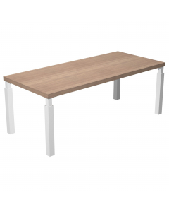 Scrivania direzionale con quattro gambe in metallo a sezione quadrata complete di piedini regolabili in altezza per un perfetto livellamento. Le gambe hanno sezione 70x70mm sul fusto e 40x40 mm nella parte alta e si agganciano al desktop ognuna con una ro