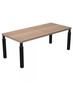 Scrivania direzionale con quattro gambe in metallo a sezione quadrata complete di piedini regolabili in altezza per un perfetto livellamento. Le gambe hanno sezione 70x70mm sul fusto e 40x40 mm nella parte alta e si agganciano al desktop ognuna con una ro