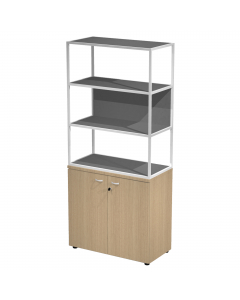 Libreria in metallo a 3 vani con struttura 20x20 mm a giorno con ripiani, base, cappello e un dietro in melaminico , sovrapposta ad un armadio basso,  completo di ante battenti con serratura. Libreria metal completa di 1 dietro in melaminico posizionabile
