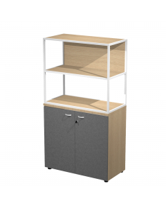 Libreria in metallo a 2 vani con struttura 20x20 mm a giorno con ripiani, base, cappello e un dietro in melaminico , sovrapposta ad un armadio basso,  completo di ante battenti con serratura. Libreria metal completa di 1 dietro in melaminico posizionabile