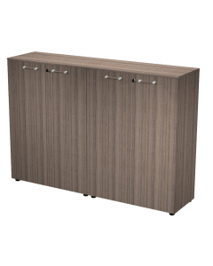 Coppia di mobili medi completi di ante con serratura e top unico di finitura. Robusti mobili (ripiani sp. 25 mm) realizzati in due altezze (basso e medio) per garantire massima flessibilità e componibilità per affiancamento e/o sovrapposizione. Completano
