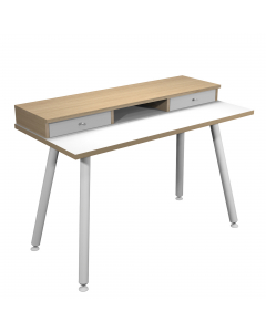 Postazioni di lavoro dalle dimensioni ideali per lo smart-working. Lo stile di influenza scandinava, caratterizzato dal design minimale delle gambe e dall’abbinamento del bianco con la finitura naturale del rovere, offre la possibilità di allestire la pos