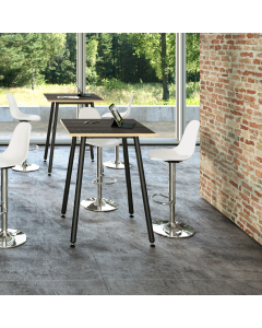 Linea di arredo operativo dal design innovativo e dinamico caratterizzata dalle gambe in metallo cilindriche inclinate delle scrivanie e dei tavoli rotondi. Robusti piani in melaminico sp. 22 mm con bordo antishock resistente agli urti in ABS 3 mm. Gambe 